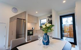 Modern 2 Bedroom Townhouse In Cbd With Parking! Sleeps 5