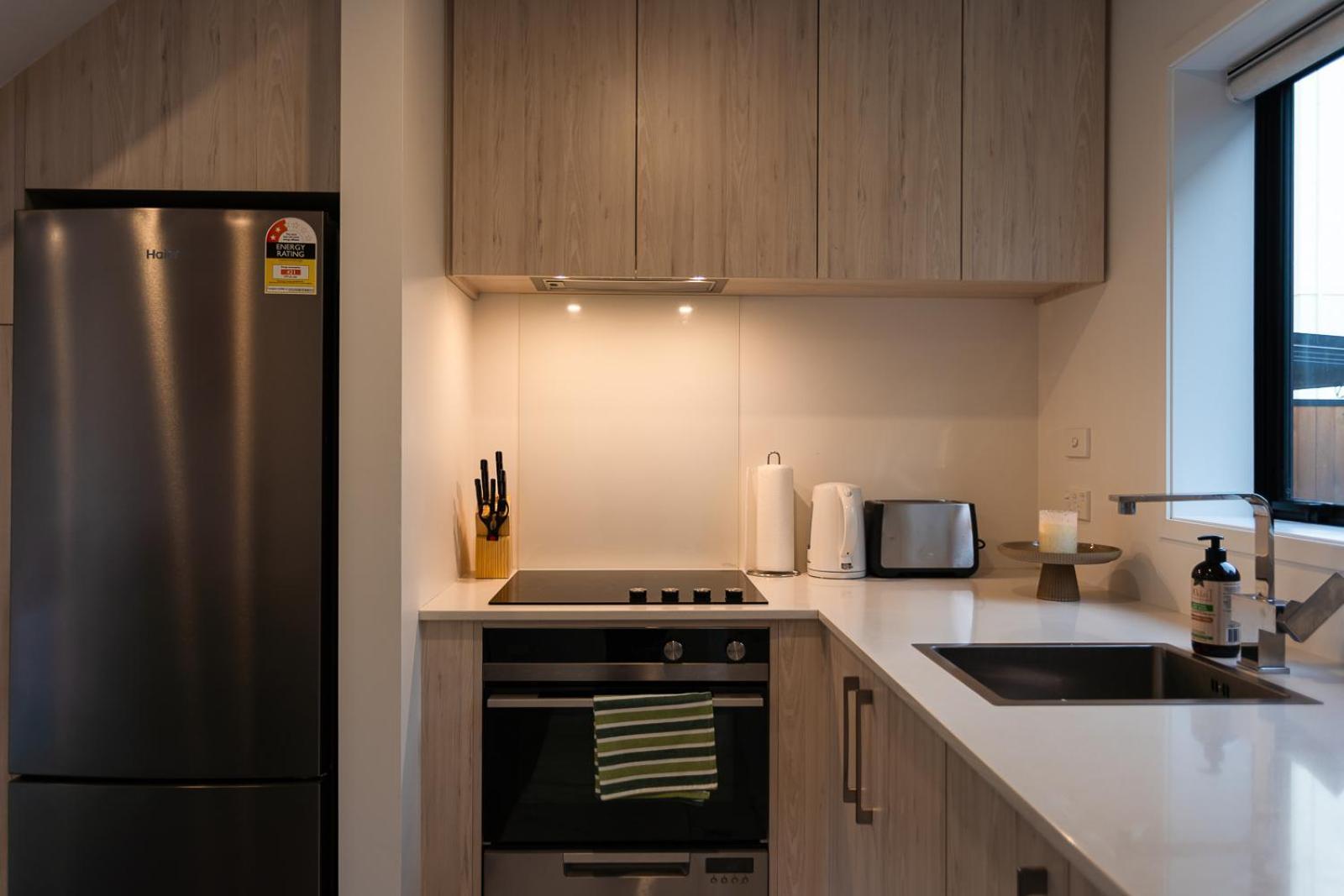Modern 2 Bedroom Townhouse In Cbd With Parking! Sleeps 5 Christchurch Exterior photo