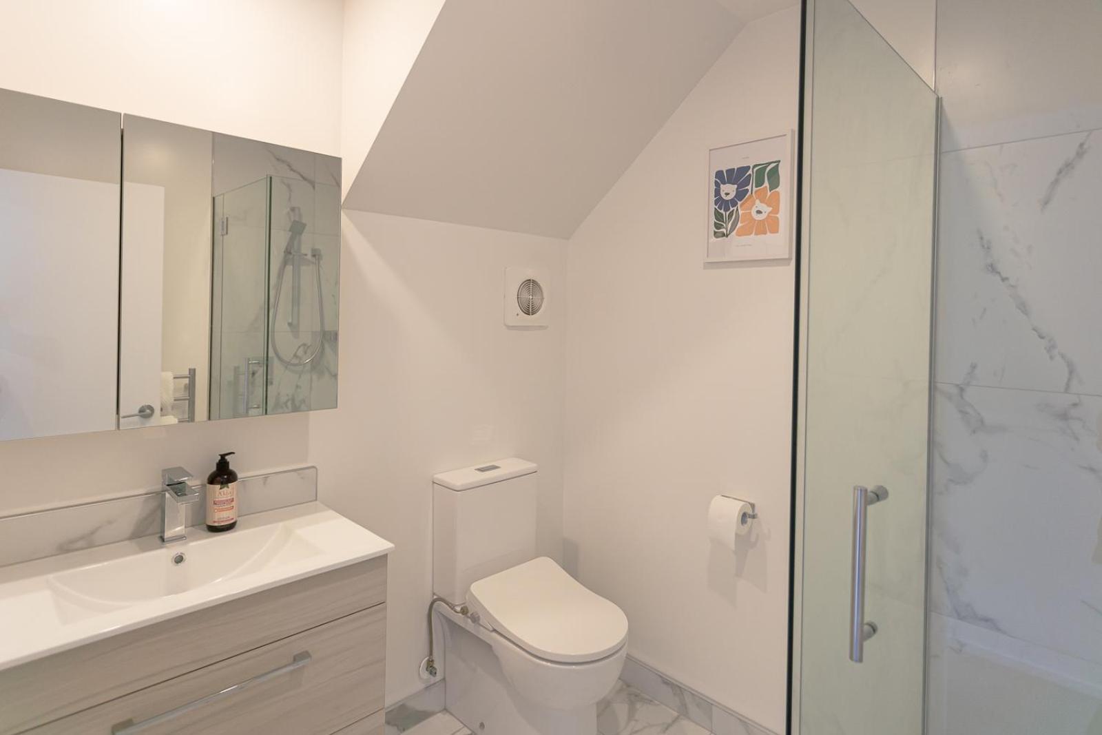 Modern 2 Bedroom Townhouse In Cbd With Parking! Sleeps 5 Christchurch Exterior photo